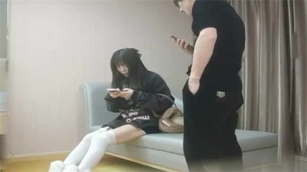 重磅炸弹位美女利哥探花头上绑蝴蝶结真可爱