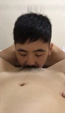 骚妹子一根肉棒不够吃两个纹身大汉才能喂饱她