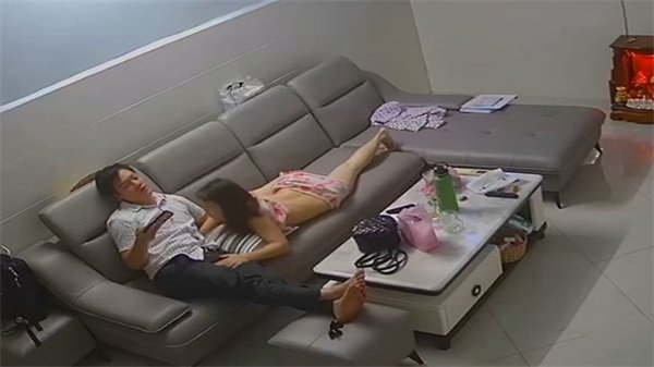 摄像头解密新婚夫妻还在蜜月在客厅直接开操